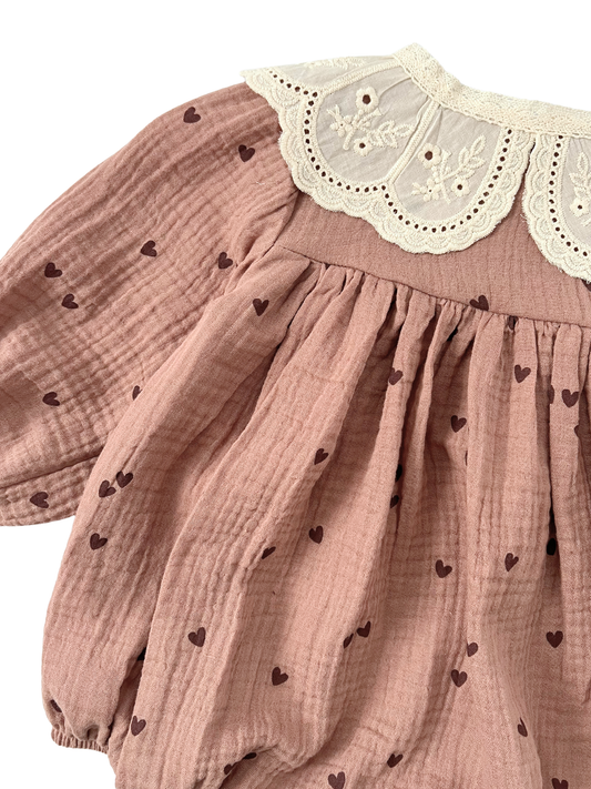 Rampers w brązowe serduszka