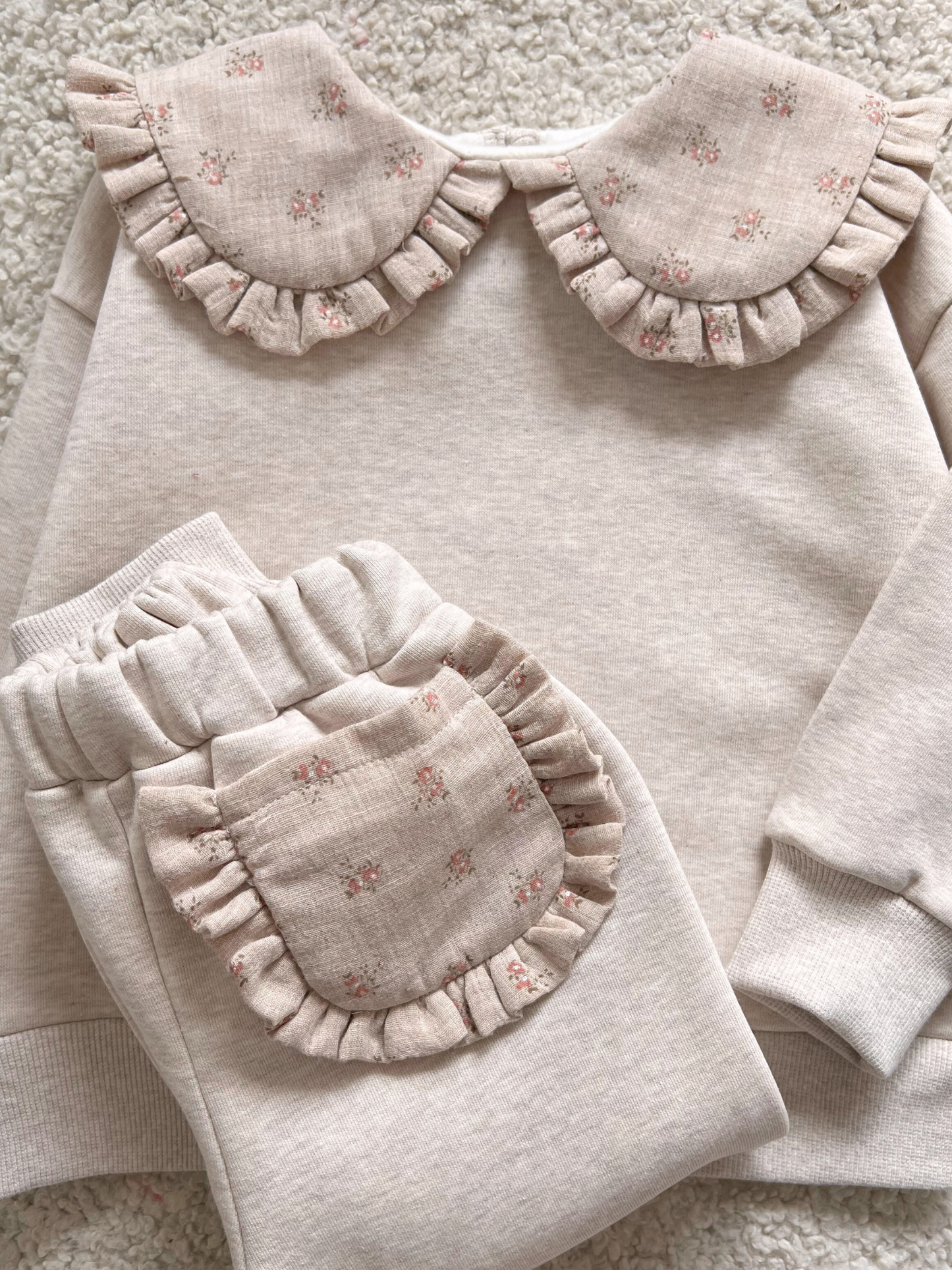 Dresowe spodnie z kontrastową kieszonką na pupie