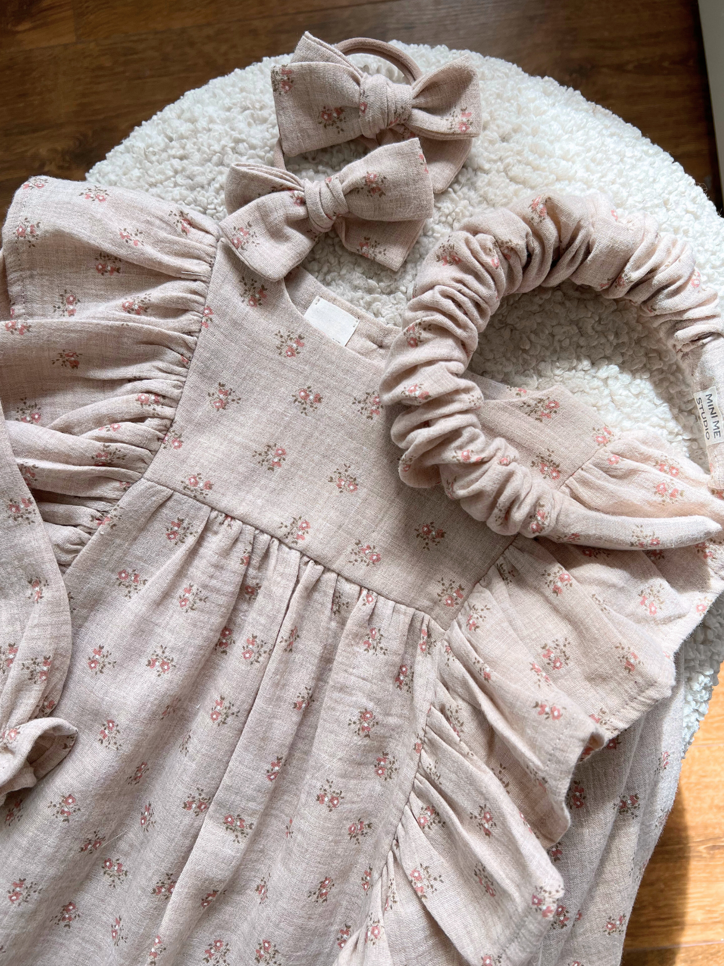 Opaska z marszczeniem beżowa fleuri