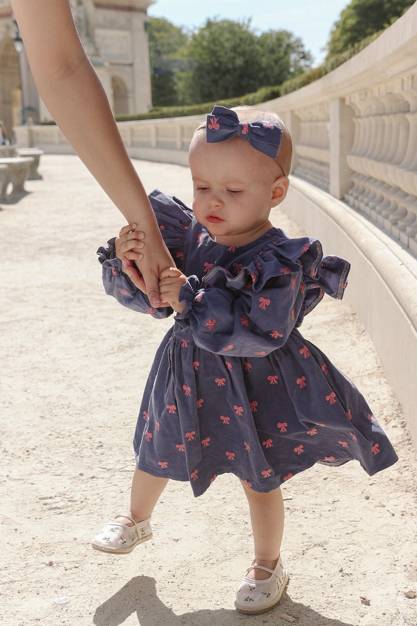 Niebieska kokardka na spince lub opasce bezuciskowej