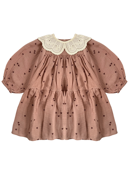 Sukienka w brązowe serduszka