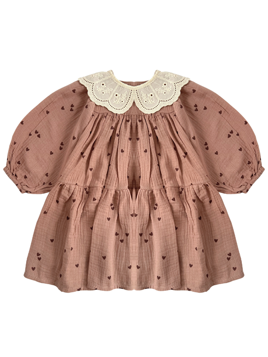 Sukienka w brązowe serduszka