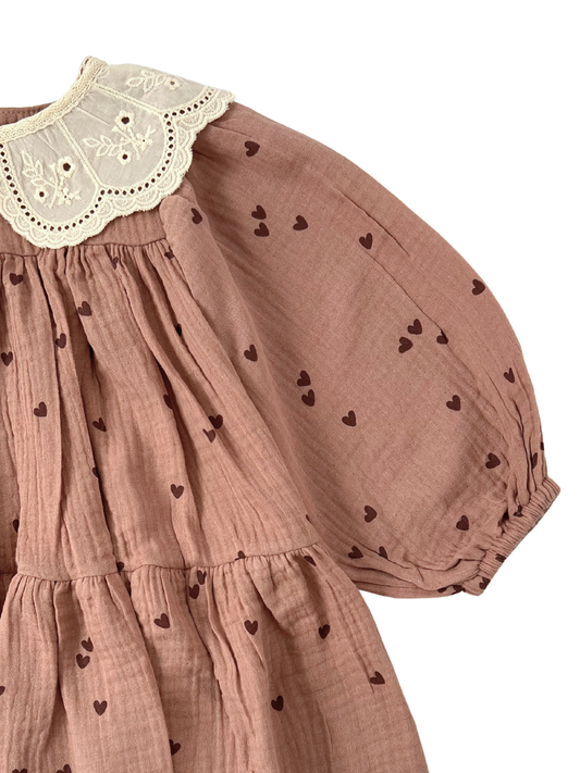 Sukienka w brązowe serduszka