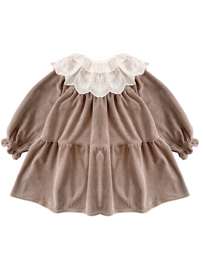 Welurowa sukienka z koronkowym kołnierzem - beżowa