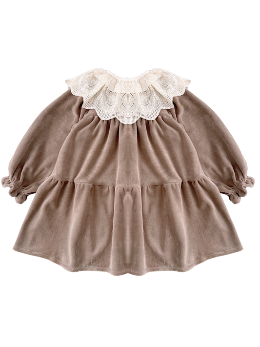 Welurowa sukienka z koronkowym kołnierzem - beżowa