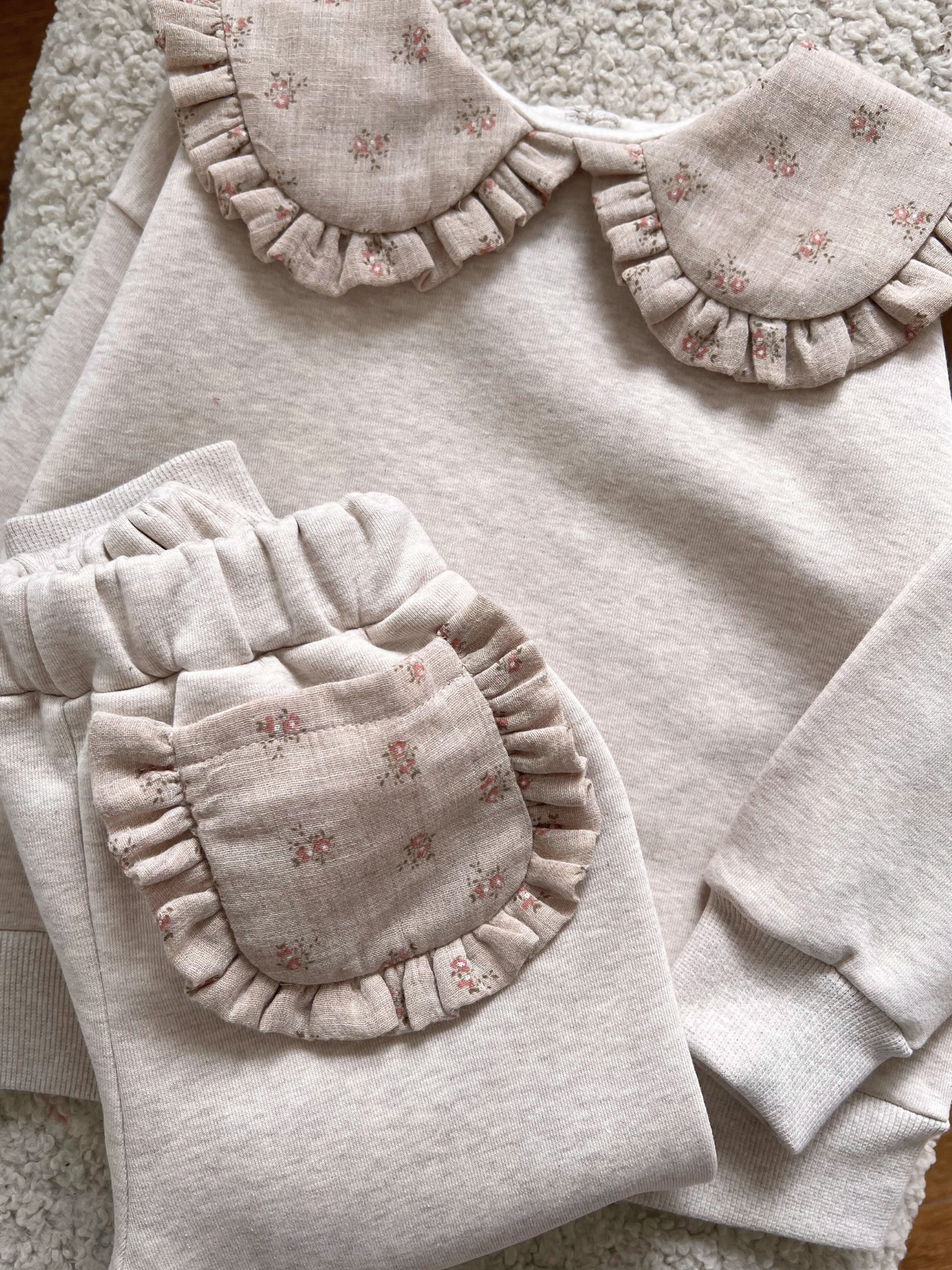 Dresowe spodnie z kontrastową kieszonką na pupie