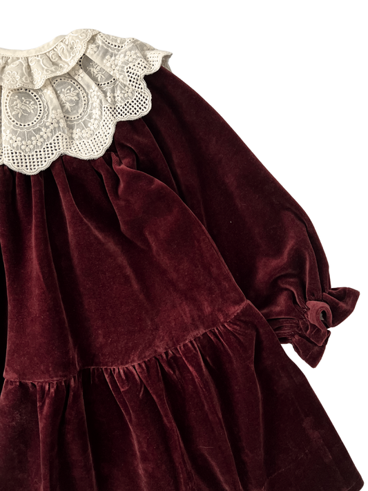 Welurowa sukienka z koronkowym kołnierzem - bordowa