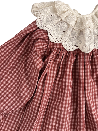 Bawełniana sukienka w kratę z koronkowym kołnierzem