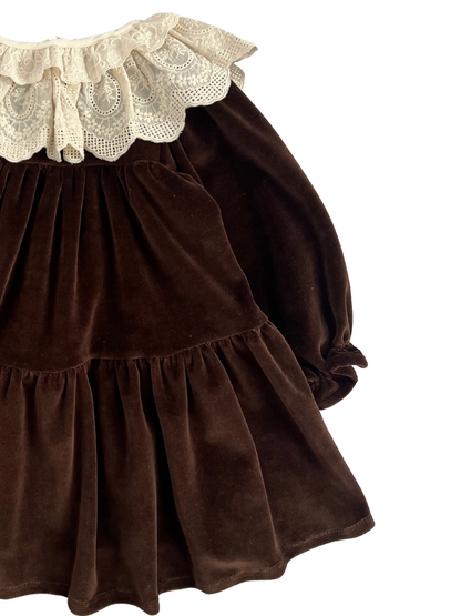 Welurowa sukienka z koronkowym kołnierzem - brązowa