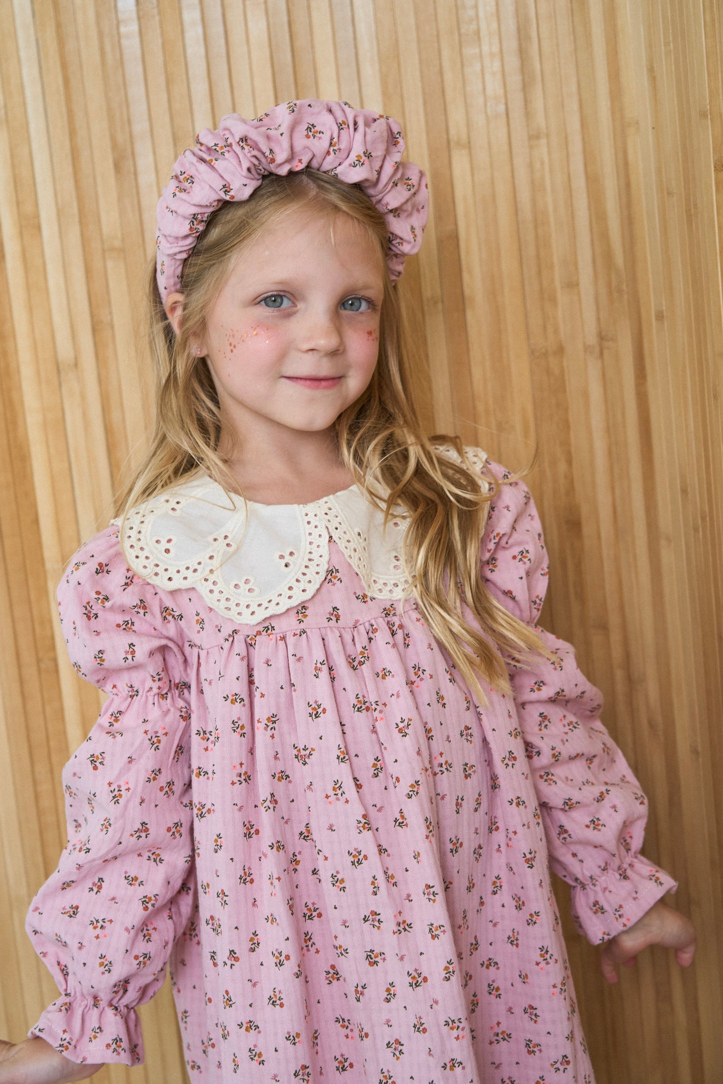 Sukienka w kwiatuszki różowa