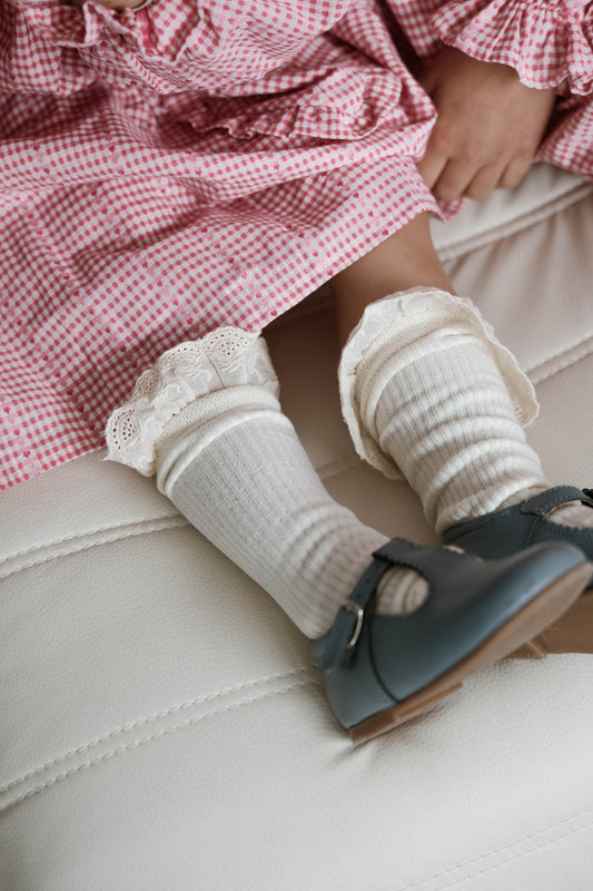 Kremowe podkolanówki z koronką