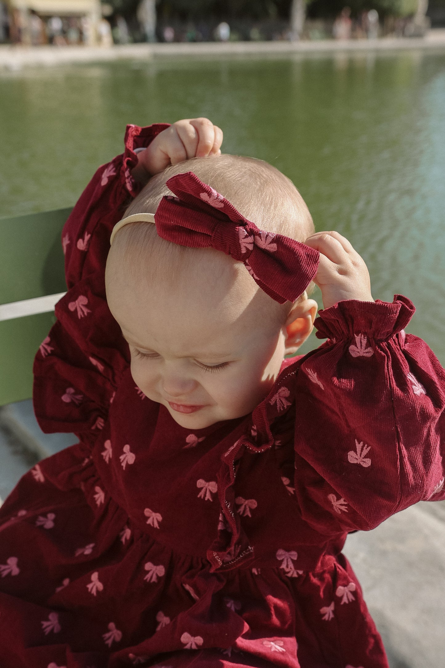 Bordowa kokardka na spince lub opasce bezuciskowej