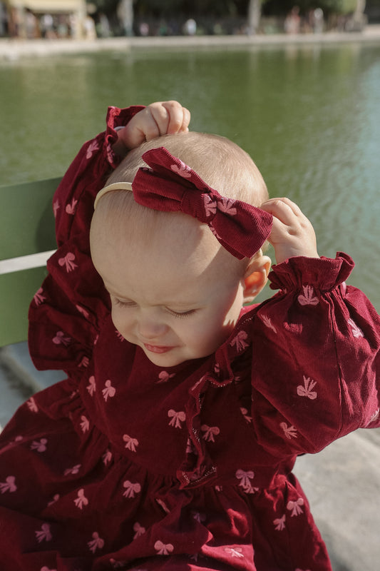 Bordowa kokardka na spince lub opasce bezuciskowej