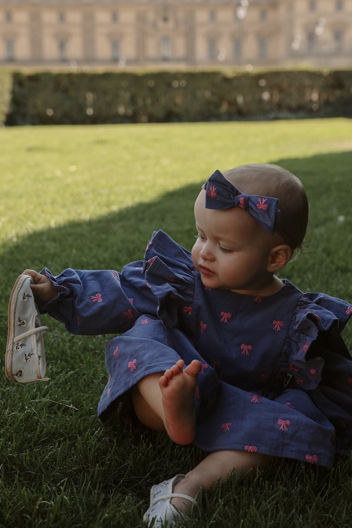 Niebieska kokardka na spince lub opasce bezuciskowej