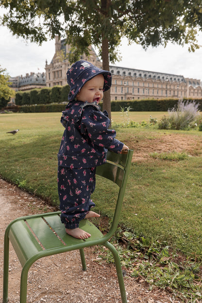 Granatowy dres w kwiaty